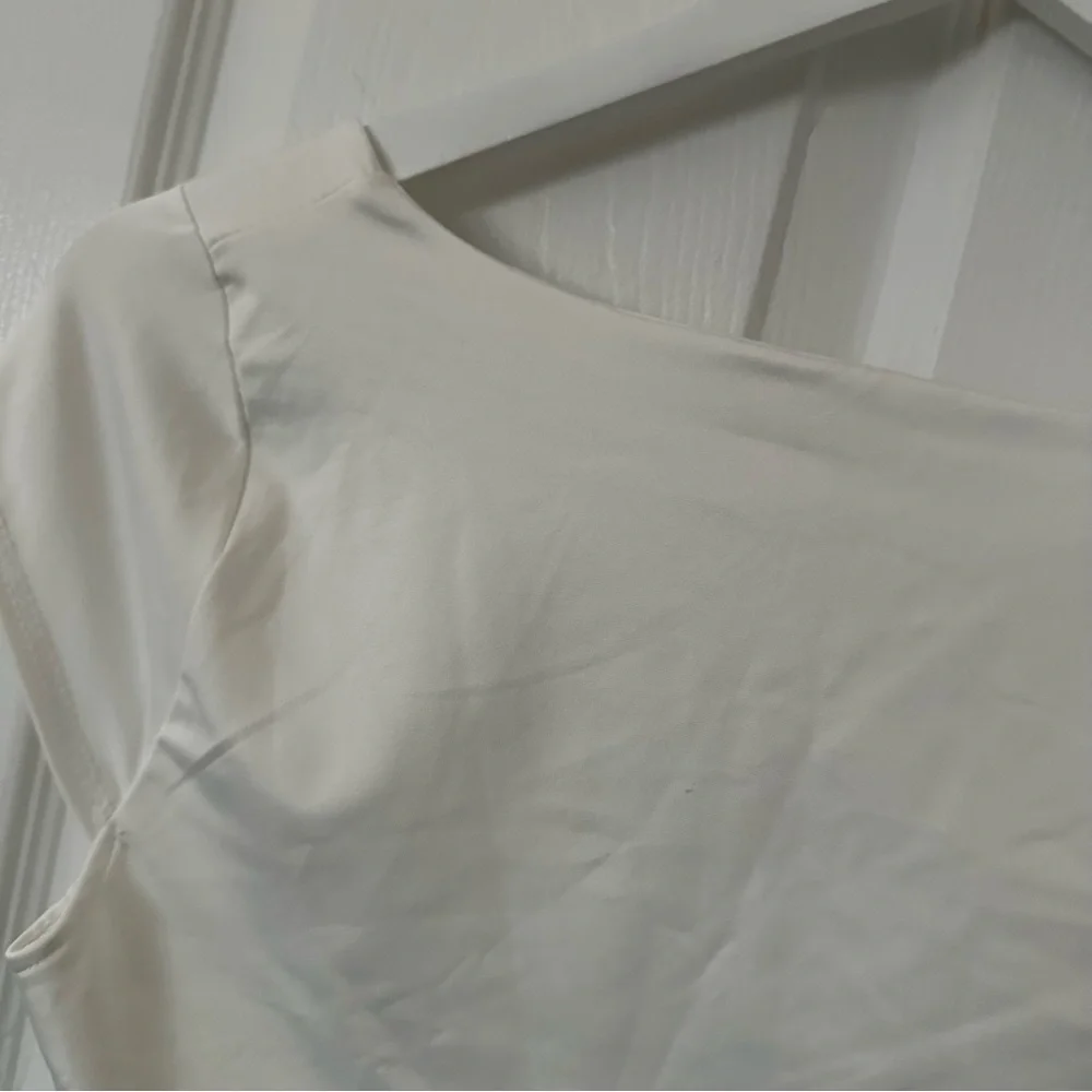 White Short Sleeve Crop Top - Picture 5 of 5